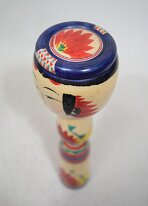 Niiyama Keimi (新山慶美) Top view of momware (split peach) hair deign. A stunning mum atop the head has been added to this beautiful ribbon design.