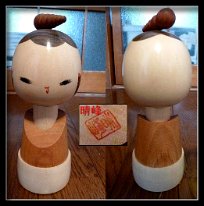 Aida Seiho (相田 晴峰) 8 in Kokeshi by Aida Harumine called Tomboy. It stands 8 inches tall.