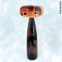Yokozuka Ikuhō (横塚 郁芳) This Kokeshi was initially Translated to Yokuzaka Kunihiko but I recently found some more Kokeshi by the artist with the same Signature listed as Yokozuka Ikuo